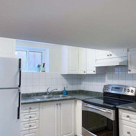 Appartamento Newly-Renovated 3Br House, 12 Minutes To Airport Toronto Esterno foto
