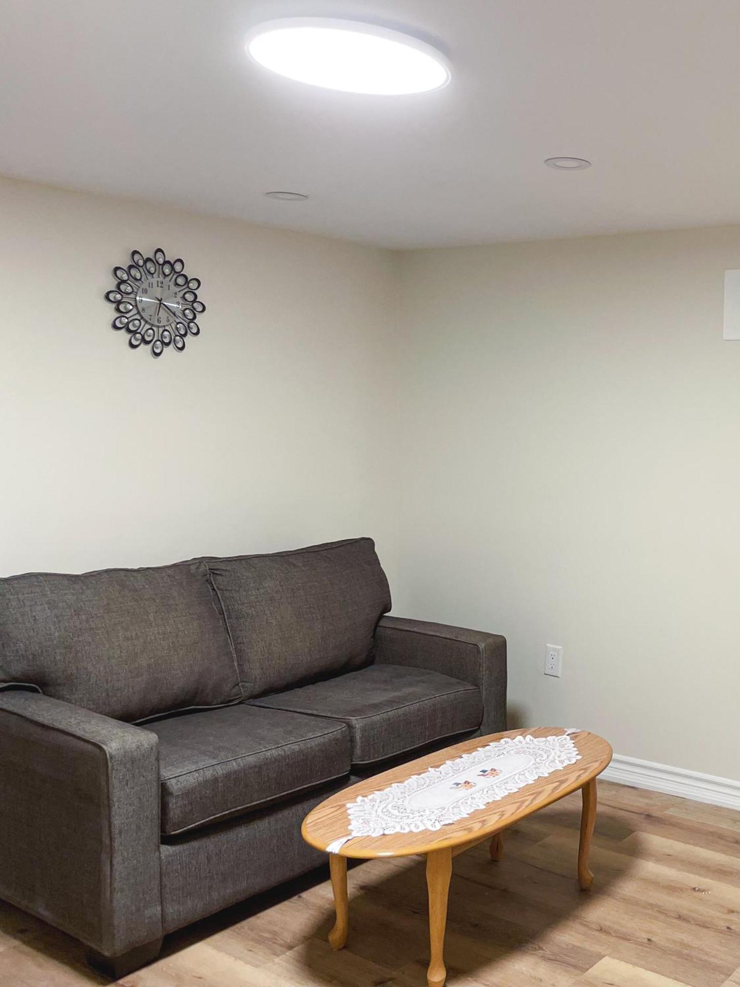 Appartamento Newly-Renovated 3Br House, 12 Minutes To Airport Toronto Esterno foto